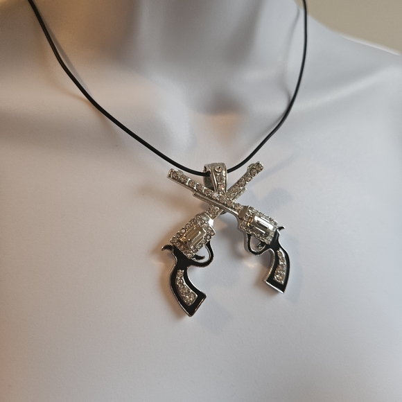 Crossed revolver silver tone rhinestone necklace - Picture 4 of 7